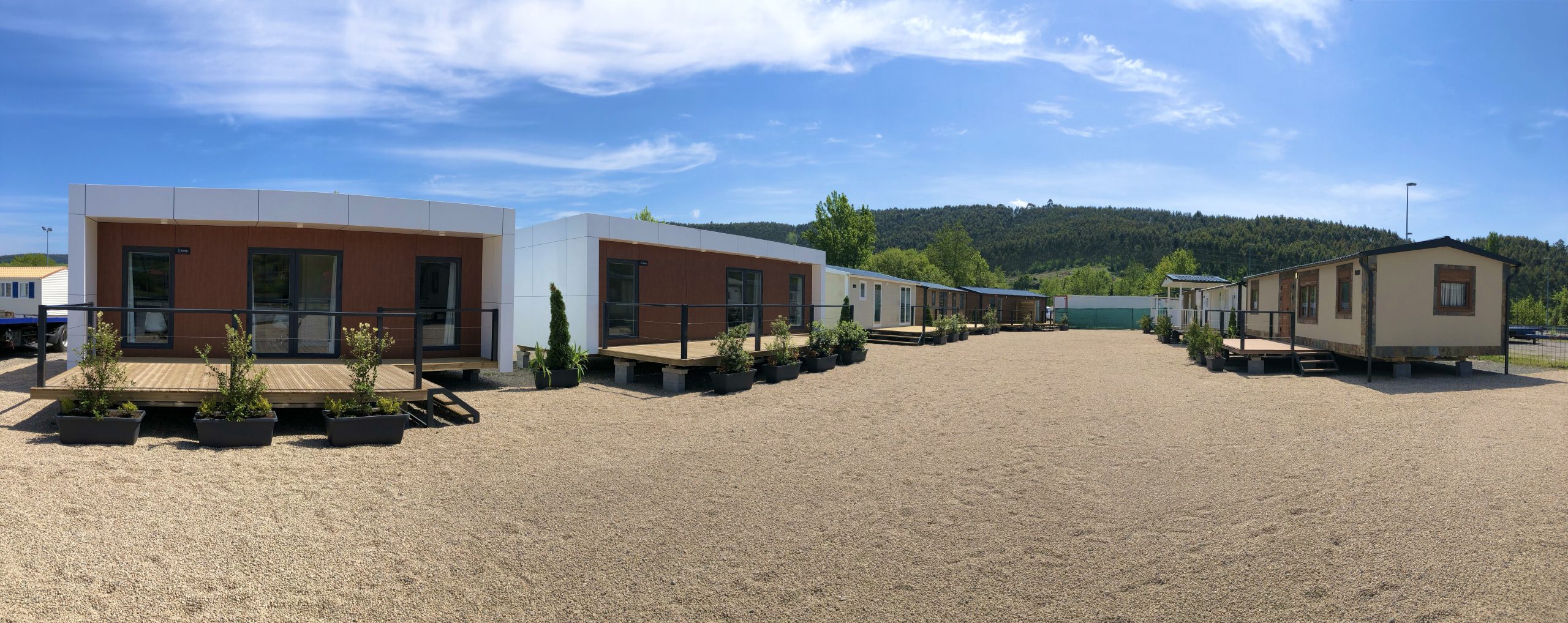 Exposición de mobil homes de Sopeña con varias unidades y zona de acceso