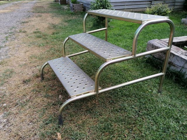 Escalera de acero de tres peldaños con barandillas para mobil home
