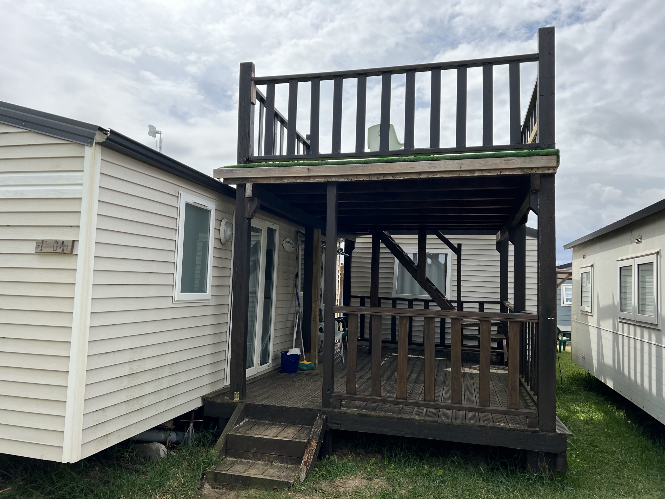 Terrazas de madera a medida para mobil home 4 Terraza de madera de dos niveles junto a un mobil home