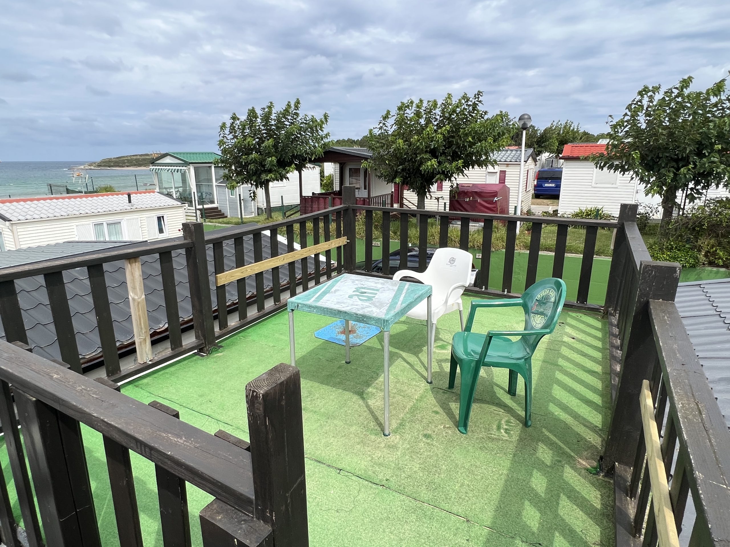 Terrazas de madera a medida para mobil home 3 Vista de la terraza superior con mesa y sillas