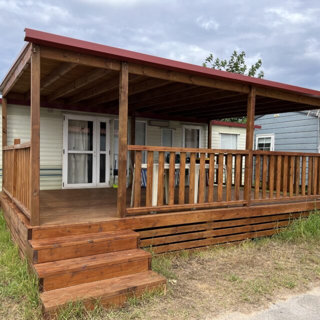 Terraza de madera con cubierta y escalones