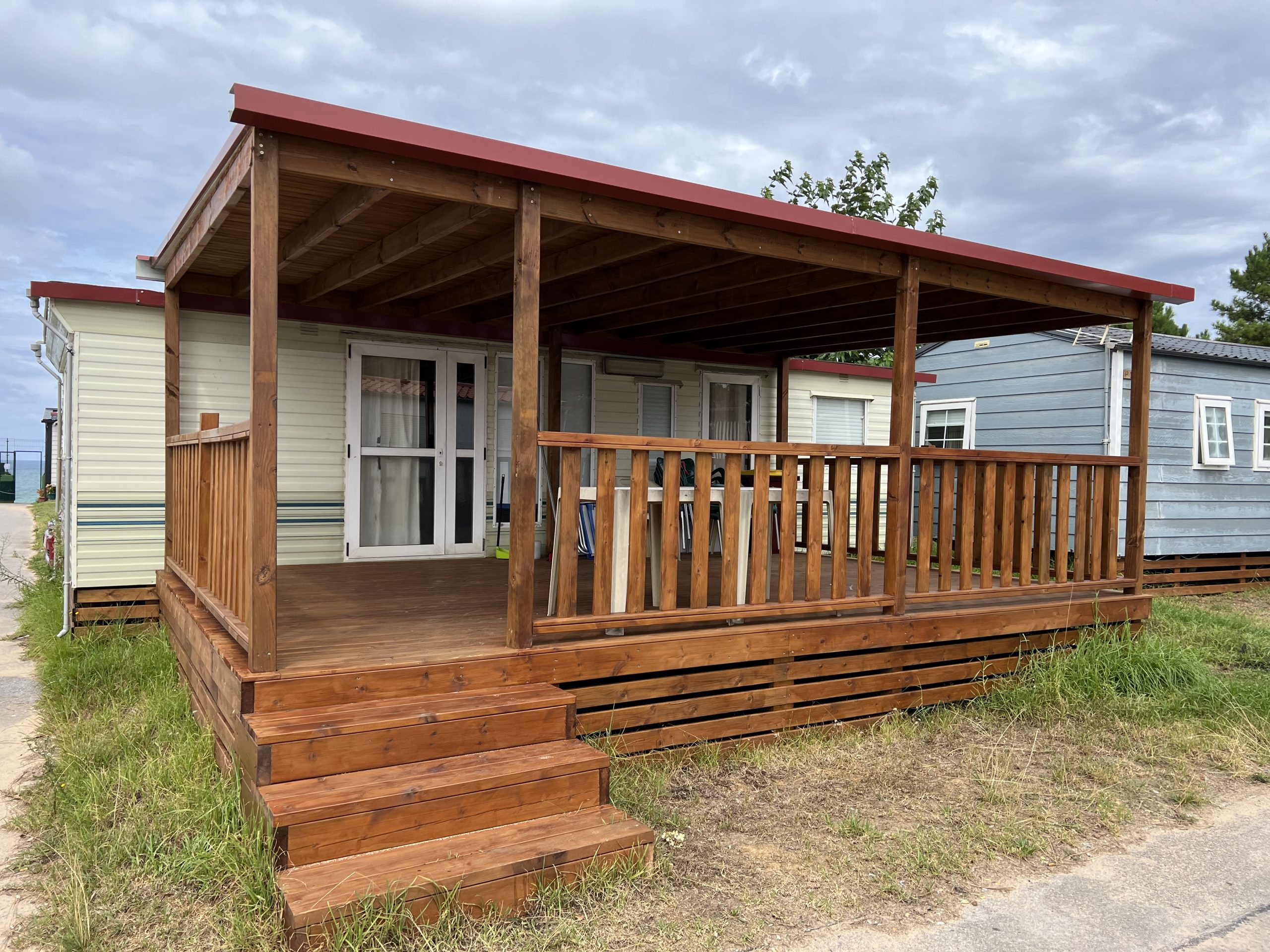 Terraza de madera con cubierta y escalones